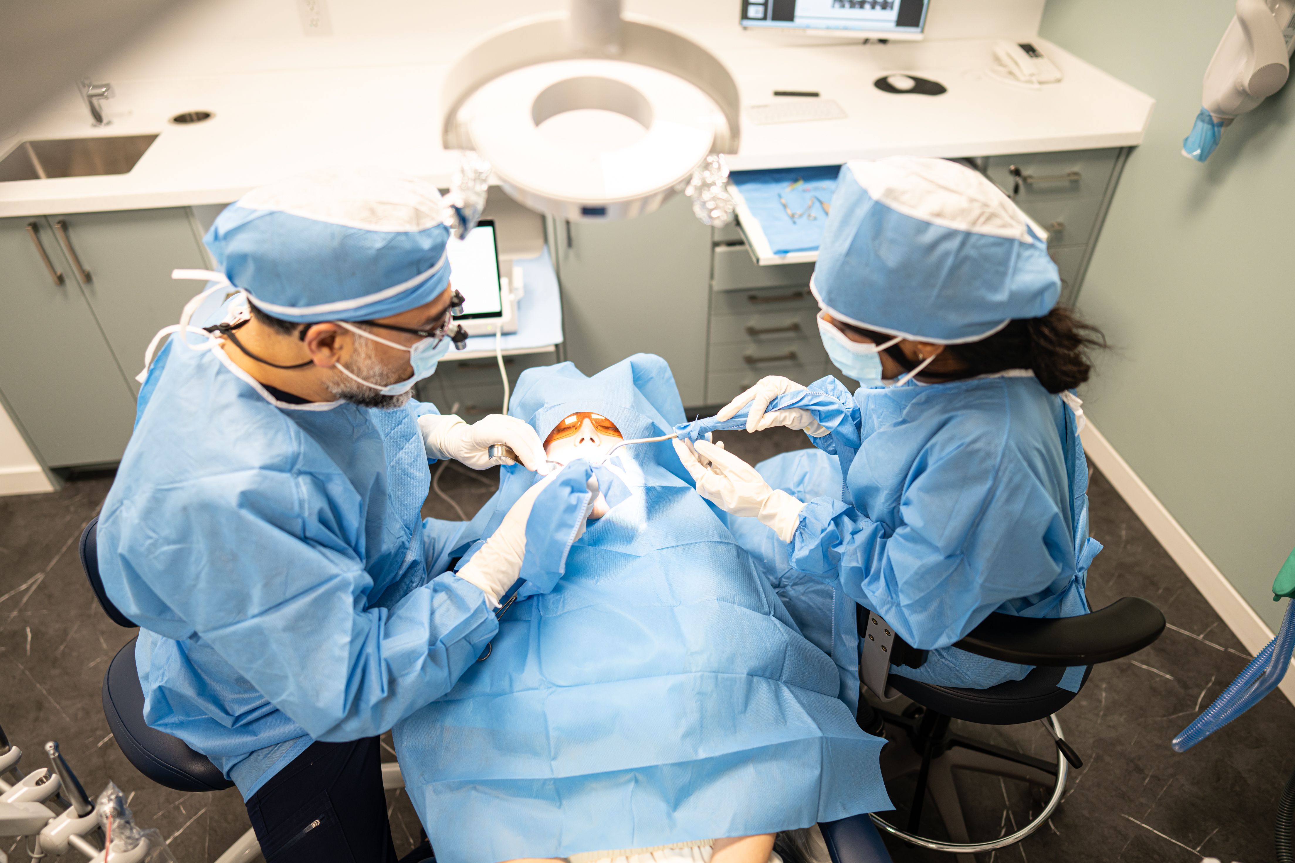Dentix24 dentist treating a patient during an emergency visit